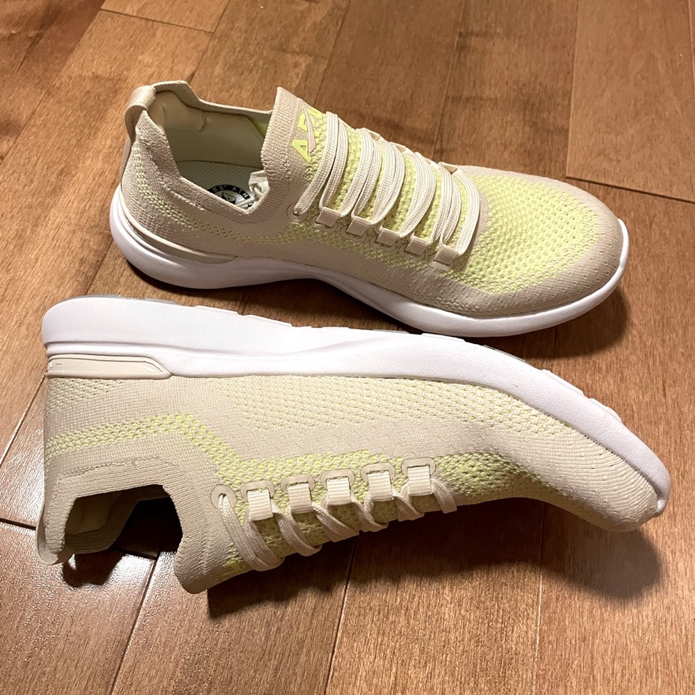 BNWT APL Techloom Breeze - Beach/Energy/White size 8